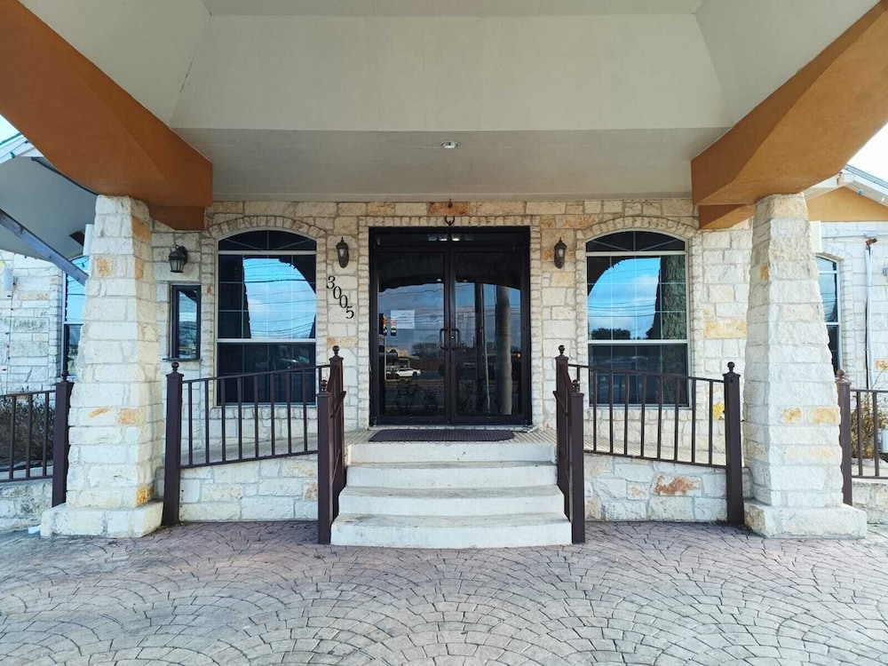 American Inn & Suites By Capital O Victoria US-59