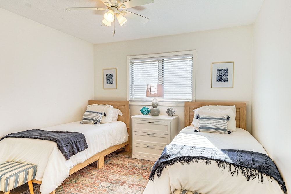 Lake View & Deck: Group Getaway in Whitehall!