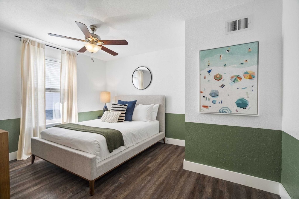 Sleeps 36 2 Homes, Walk to Beach, Priv Pool + Hot Tub Tidal Wave & Seacrest
