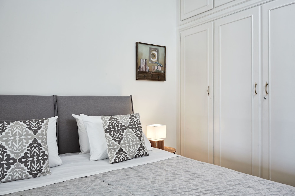 Chic One Bd Apartment with Hilton View