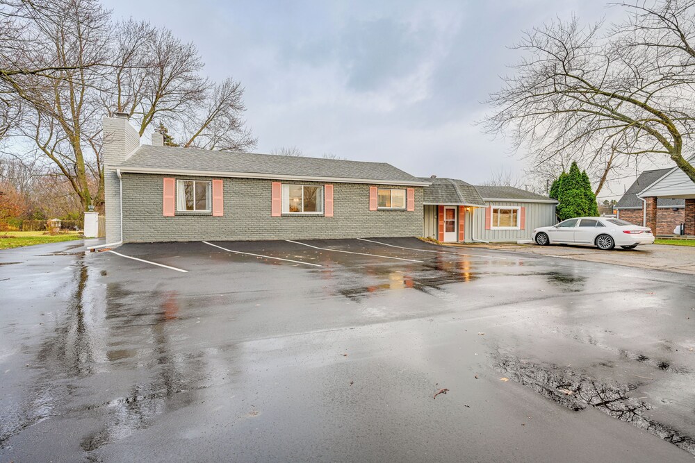 2 Mi to Downtown Flushing: Spacious Retreat!