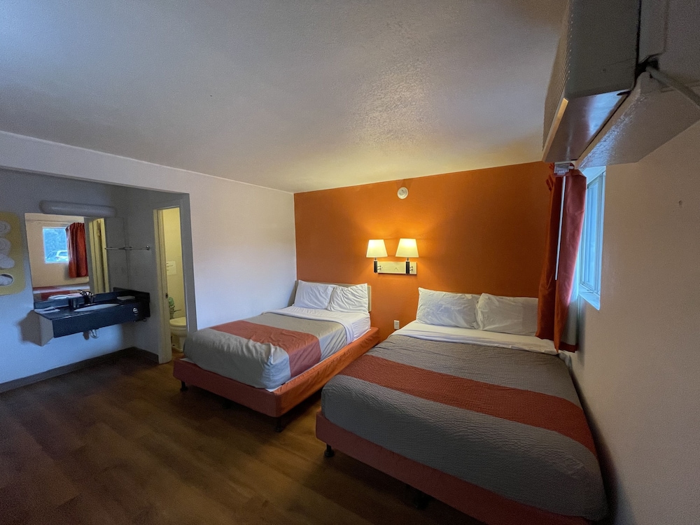 Travelodge by Wyndham Brattleboro VT