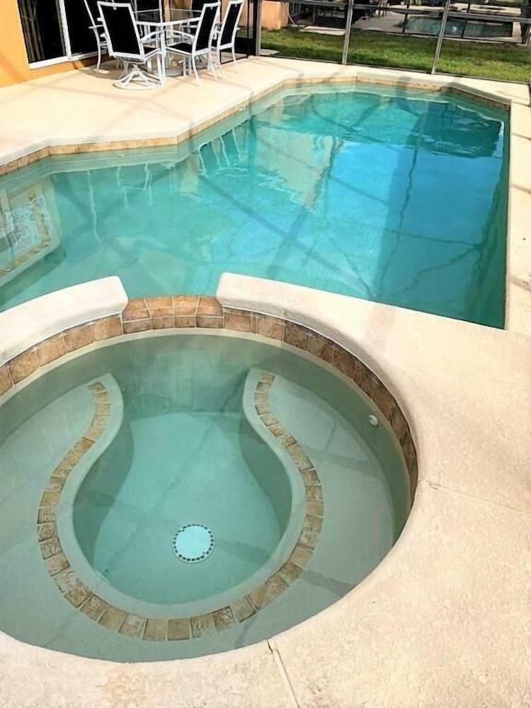 Ref 31 Stunning 5 Bedroom Villa With Private Pool - Image 4