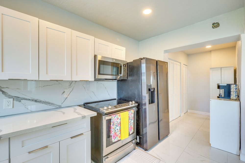 2 Mi to Hard Rock Stadium: Home w/ Spacious Yard