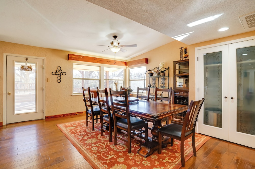 On-site River Access: Fishing Retreat in Granbury!
