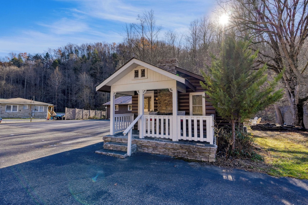 Creekside Haven by Avantstay Hot Tub, Fire Pit, Outdoor Dining Area Nestled Next to Creek
