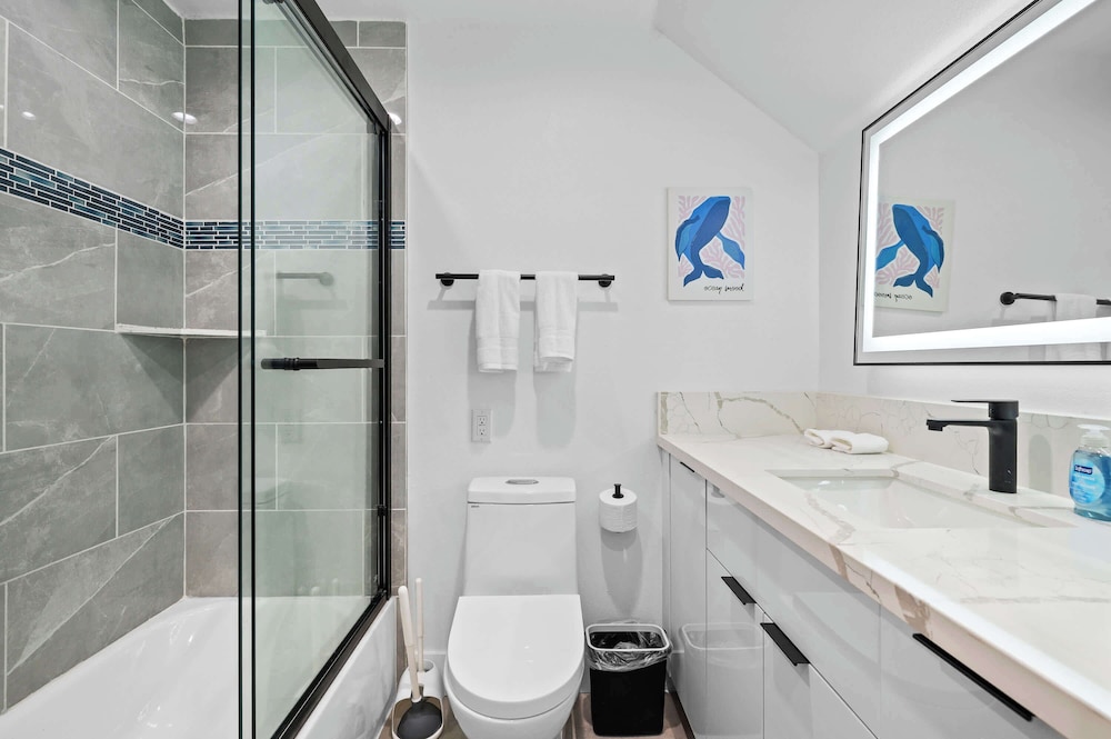 Not Affected by the Fire/modern Spacious Home With Parking & Fully Equipped Kitchen #3