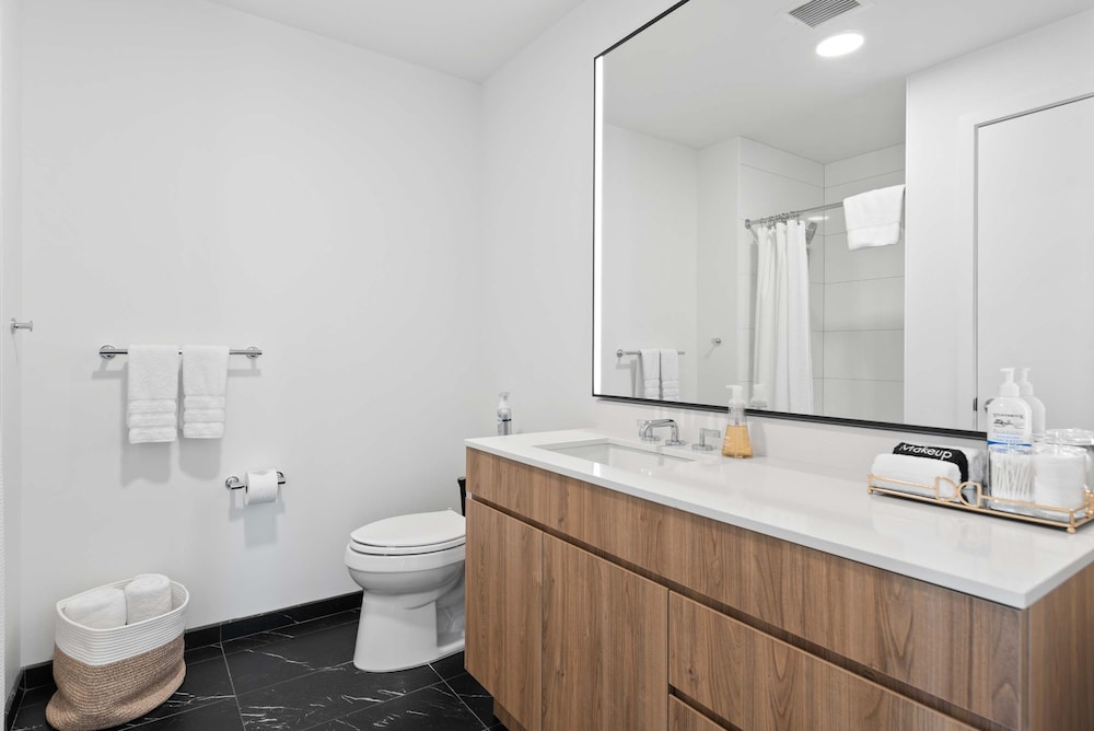 Panoramic Lake Views Premier Amenities for Groups