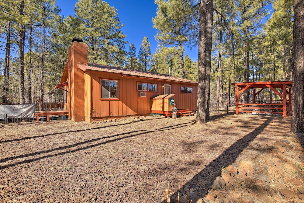 Hot Tub Hideaway in Pinetop: Bring Your Pet! view 4