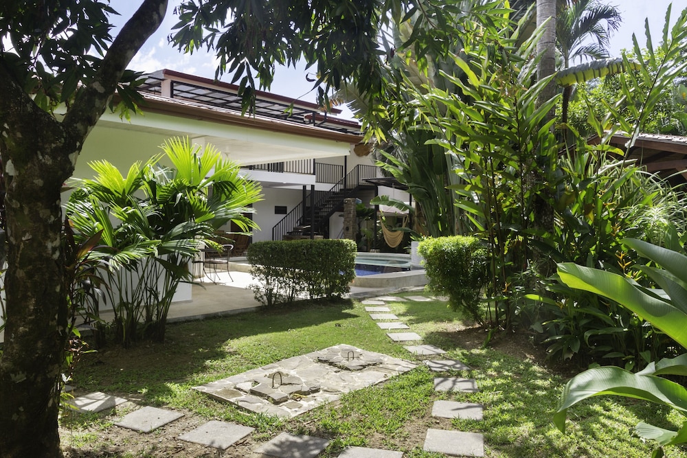 Heart of Jaco: Luxury Villa with Pool by RedAwning