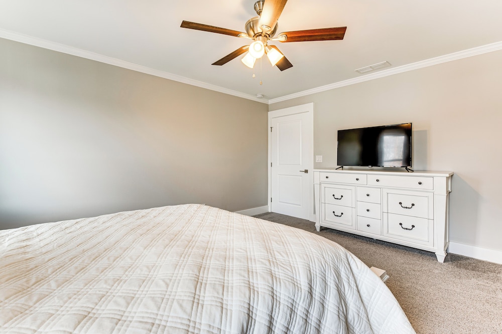 6 Mi to Downtown Atlanta: Spacious Home w/ Yard