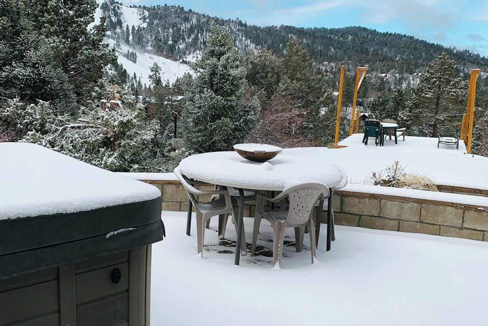 Mountain & Lake View Dog-friendly Retreat