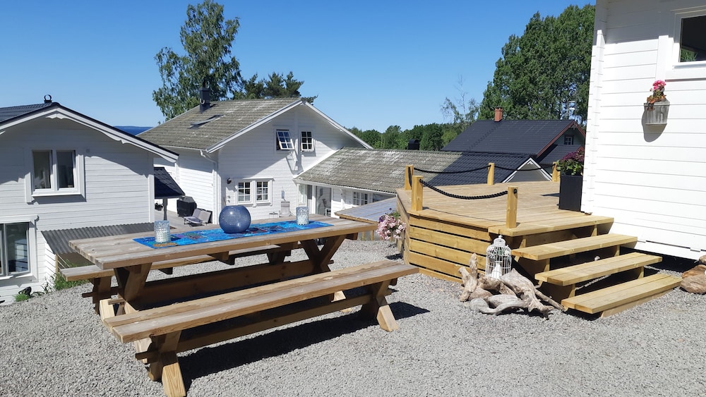 Loft-sleeps5-parking-spa-lakeviews-petfriendly view 5