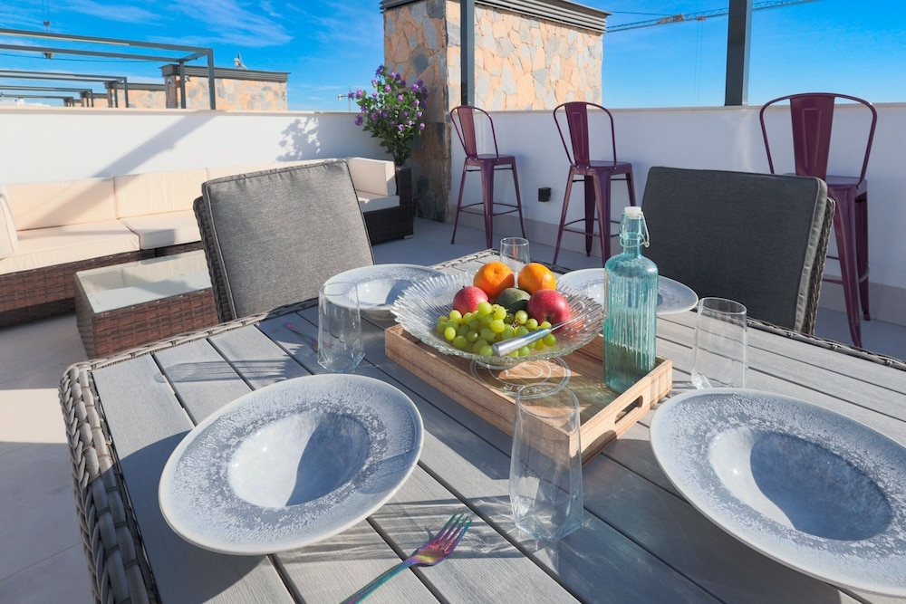 4 Bed Villa - Sleeps 8 - Pool - Garden - Parking