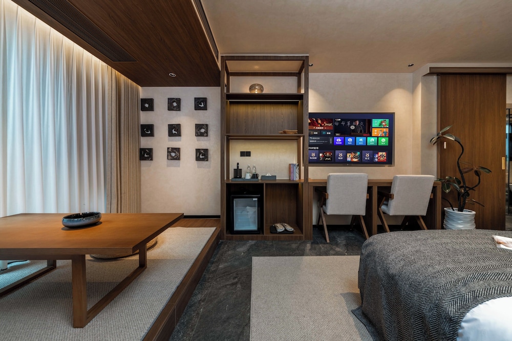 Fenghuang Yiquan River View B&B
