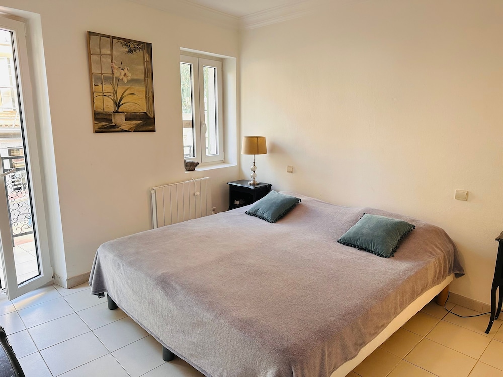 A Lovely Split Level Townhouse in the Heart of Cannes Next to the Marche Forville and the Palais - 1749