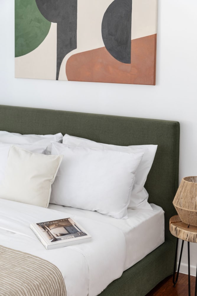 Stylish 1BR Retreat Near Alimos Beach Tram