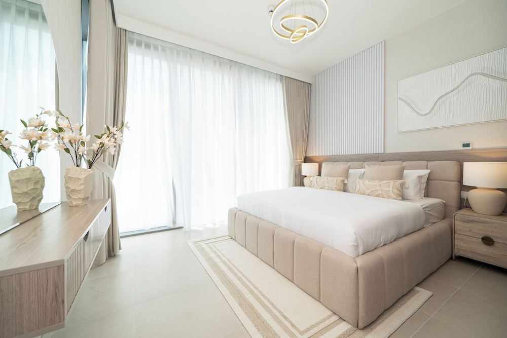 Experience 2BR Luxury Living  LIV Marina