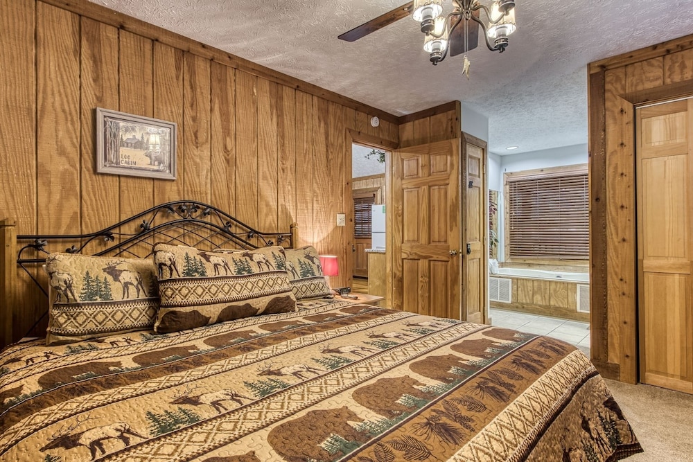 Er38r Grandpa's Getaway - Great Location- Close To Town 2 Bedroom Cabin by RedAwning view 2