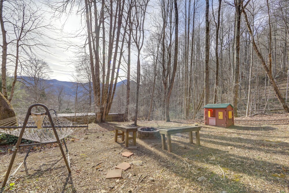 Family Log Cabin w/ Mtn Views, 2 Mi to Tube World!