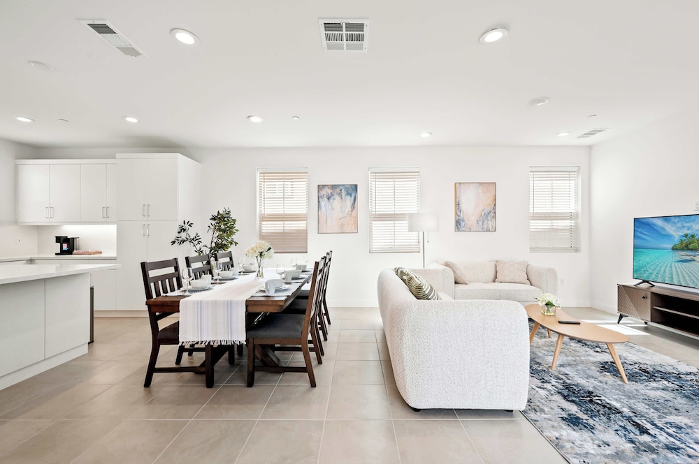 Stylish 3BR Oasis in Palm Desert Near El Paseo Zoo