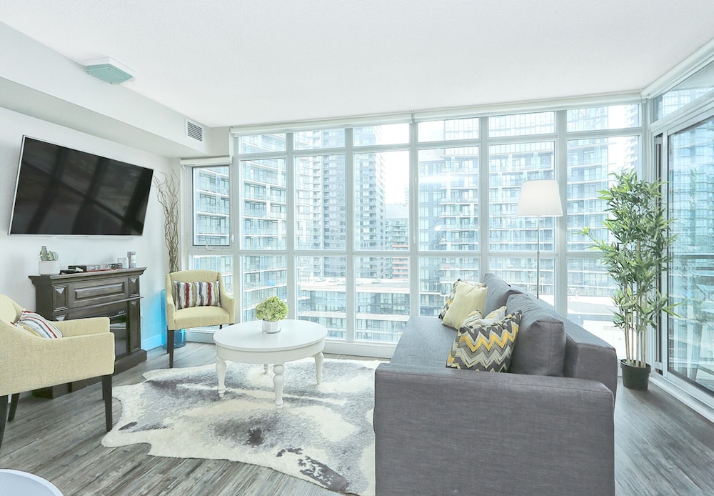 Bremner Blvd-CN Tower-Union Station - Image 4