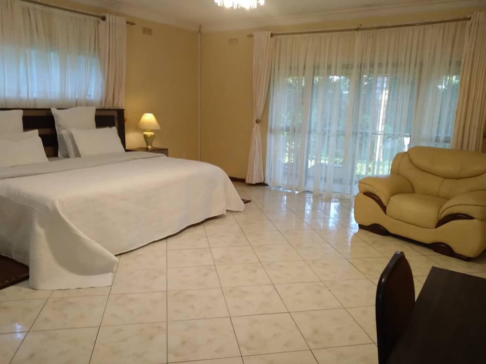 Charming 6-bed House With Swimming Pool in Harare view 2