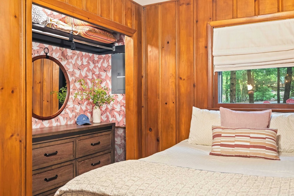 The Horseshoe Hideaway Lake Harmony Cabin w/ Hot Tub & Game Porch