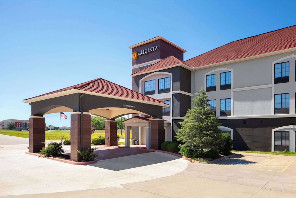 Woodward Vacations - La Quinta Inn  Suites by Wyndham Woodward - Property Image 1
