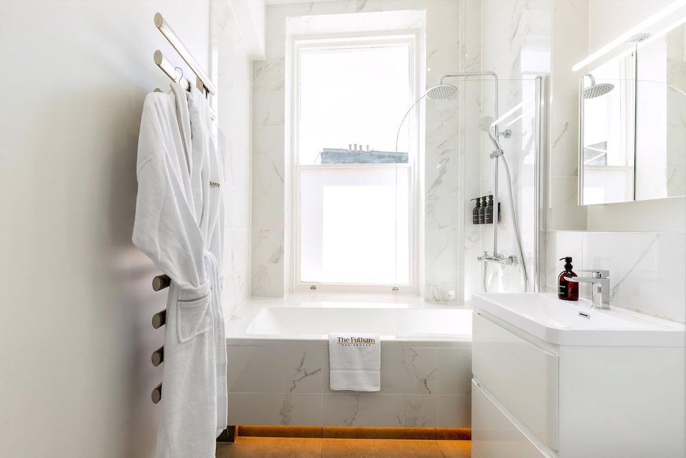 Bright & Elegant Chelsea Getaway: Private Balcony!