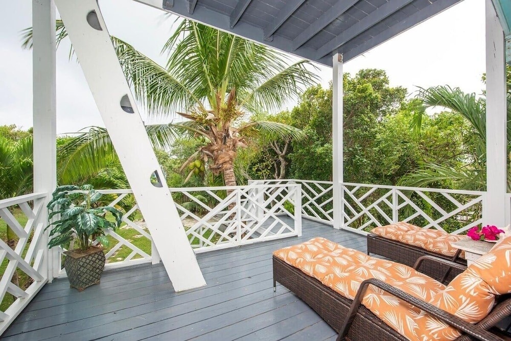 Chat N Chill - Top Floor Condo, Walk To Pink Sands Beach 2 Bedroom Townhouse