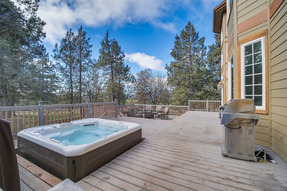 Klamath Falls Vacation Rental w/ Resort Amenities! view 3