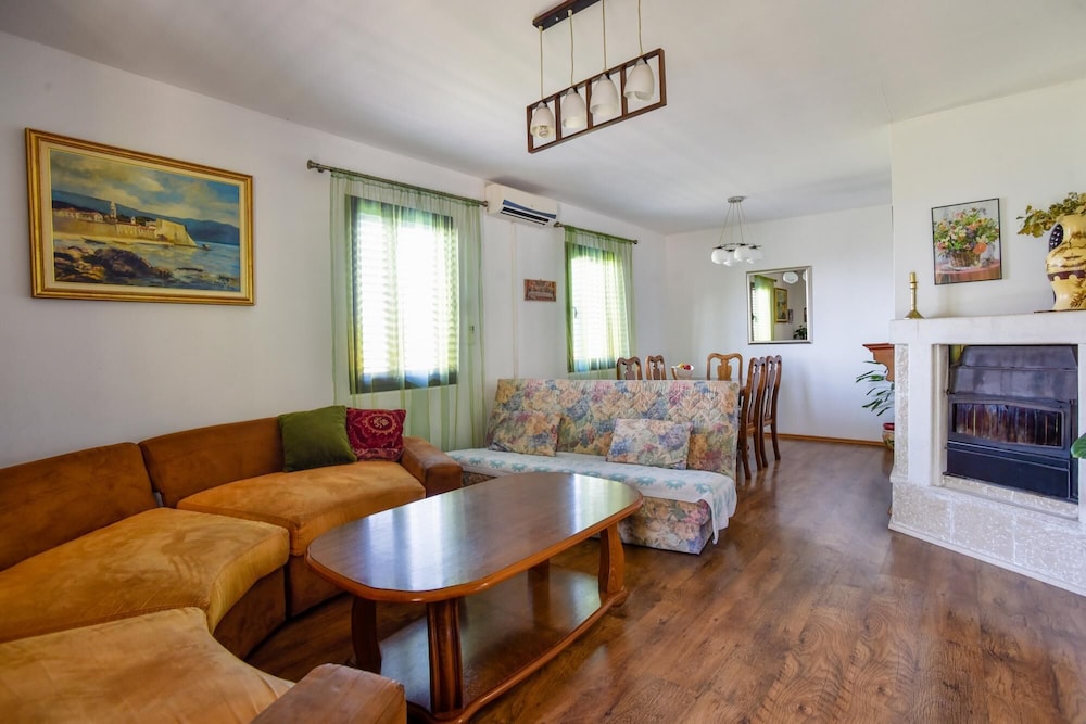 Sea View Villa w Terrace 10 Min to Beach in Budva view 2