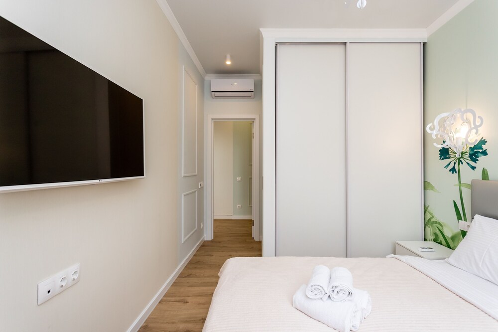 Abri Luxe Art Lite City view 2