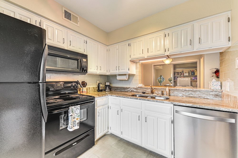 Cozy 2-story Condo Near Galleria in North Dallas!