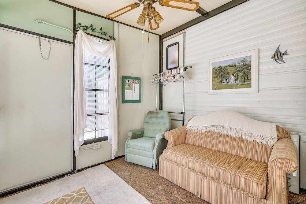 Swim, Fish & Play: Pet-friendly Gem in Fort Myers
