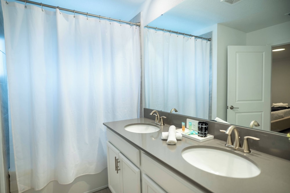 4BR Luxury Home at Champions Gate With Pool