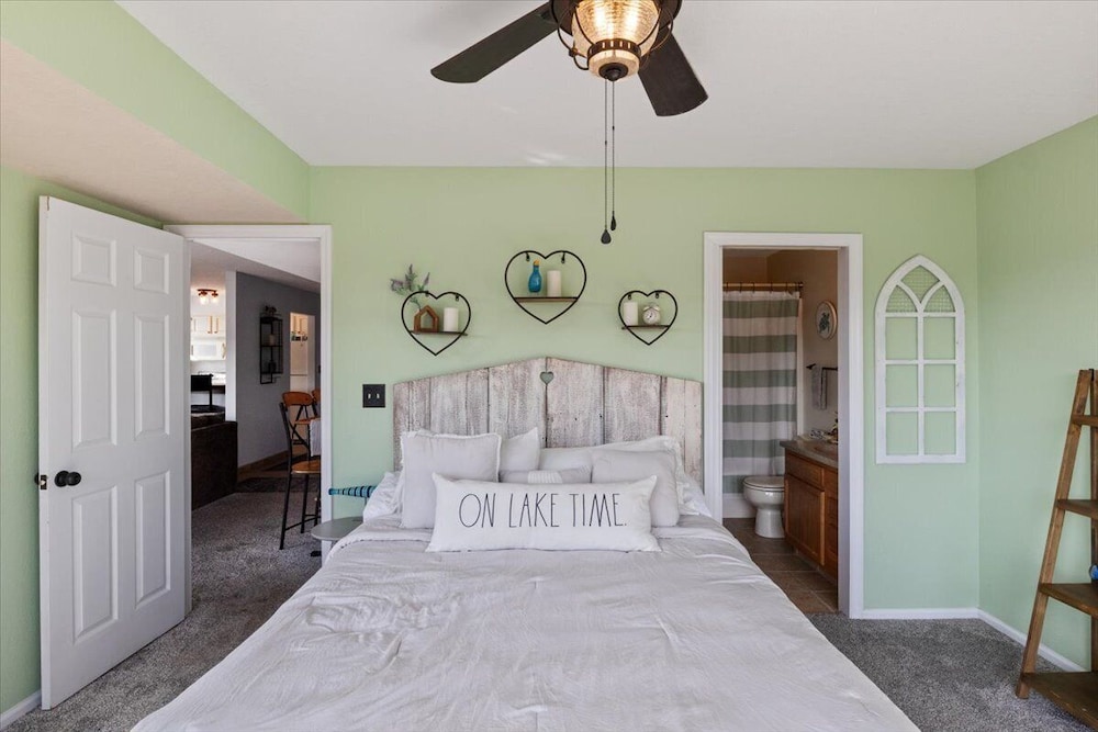 Lakefront Condo w/ Screened Patio, 3 Pools, Boat Slip in Osage Beach