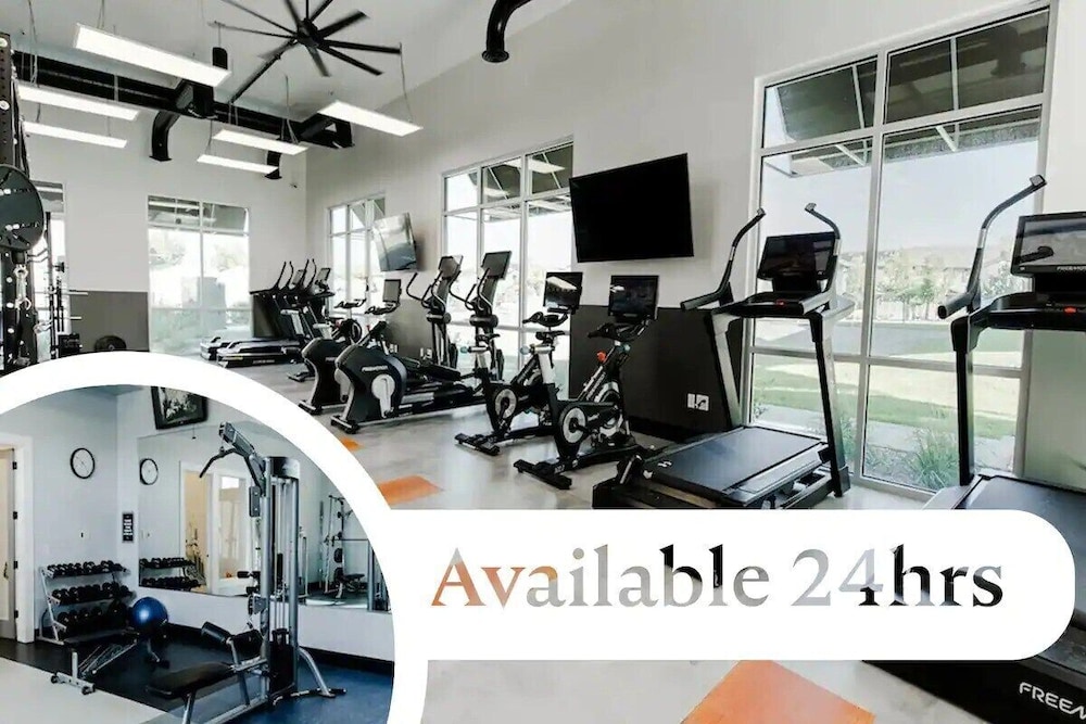 Modern Cozy 2BR Apt With Pool and Hot Tub