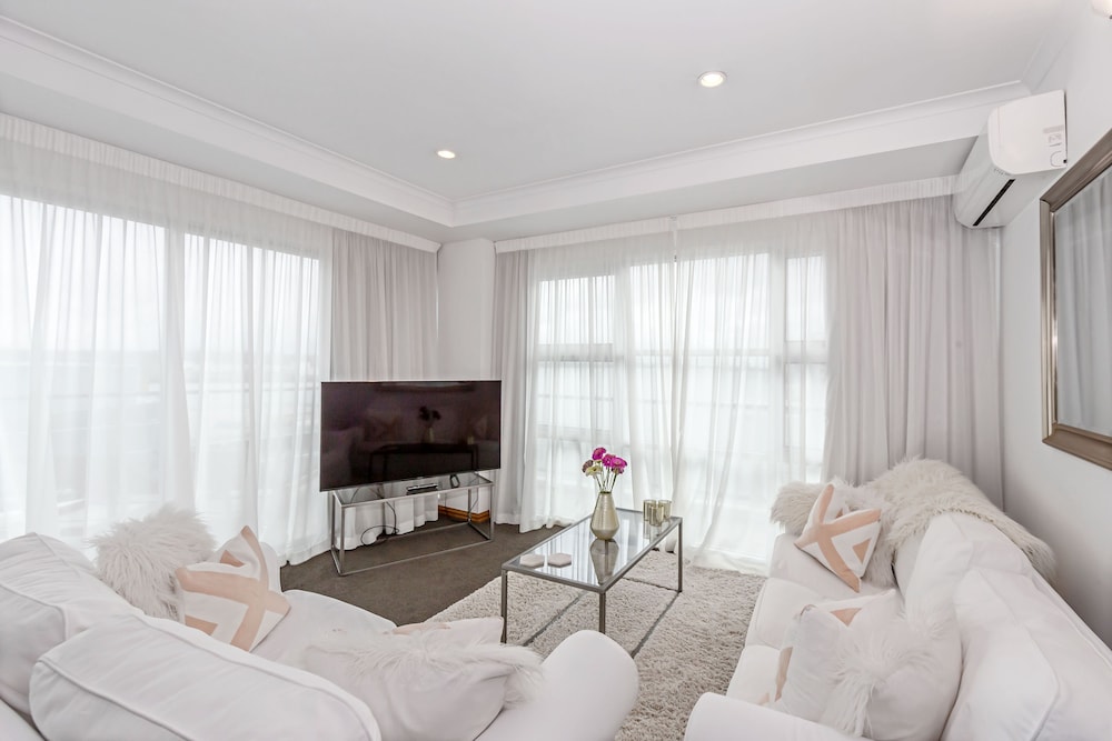 Panoramic Views - 2 Bedroom Sub-Penthouse