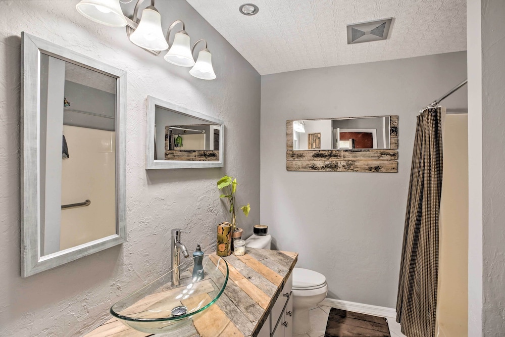 Updated Fort Myers Escape w/ Screened Lanai!