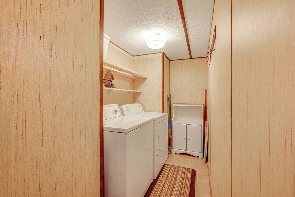 3 Mi to Badin Lake: Quiet New London Retreat