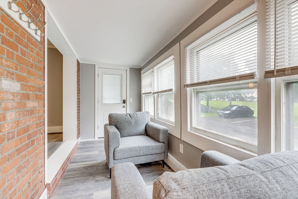 Easthampton Apartment Near Breweries & Rail Trail!