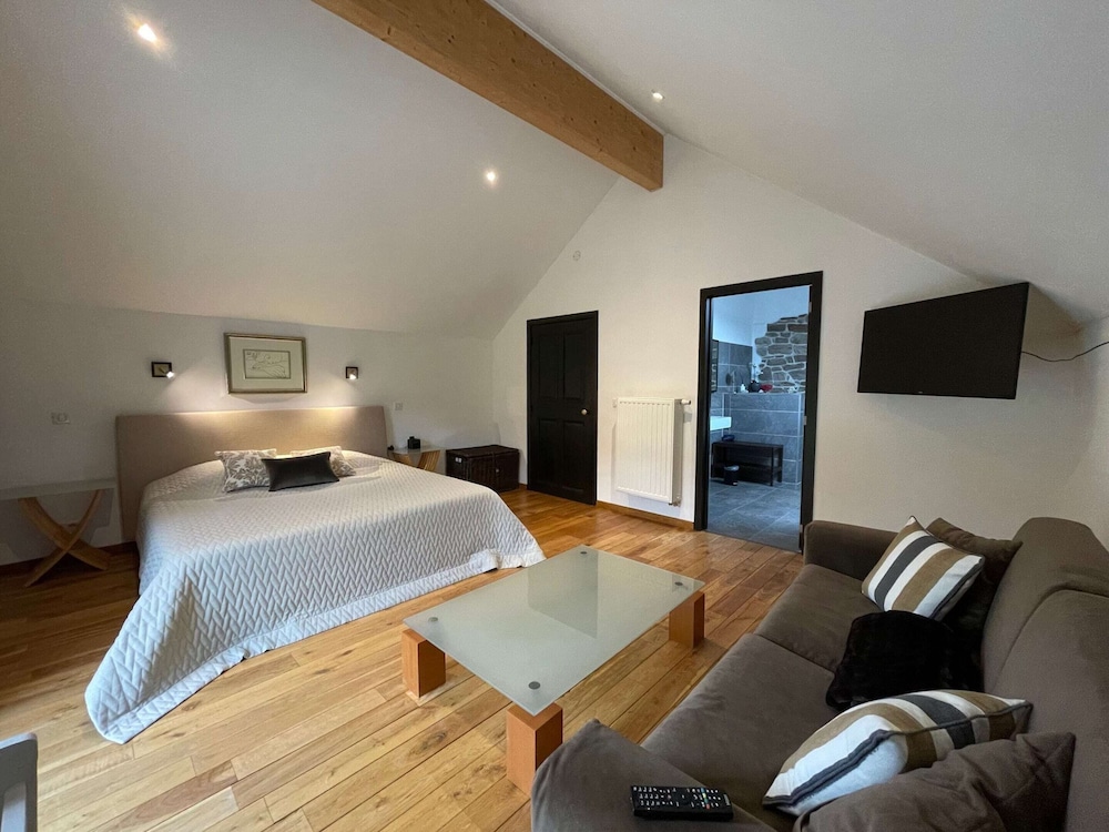 Well Kept House with Fireplace near Forest view 3