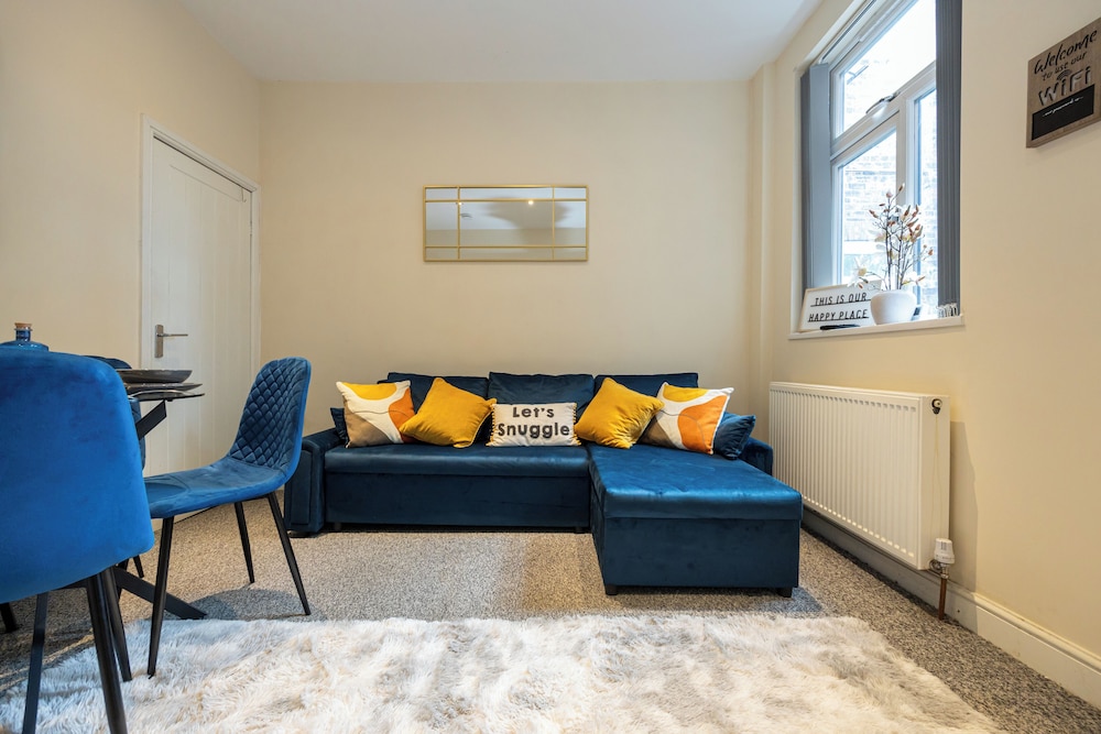 Cosy 4 Bed Townhouse Near Keele University and Royal Stoke Hospital