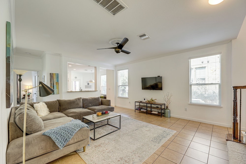 5 Mi to Lake Travis: Pet-friendly Home w/ Yard!