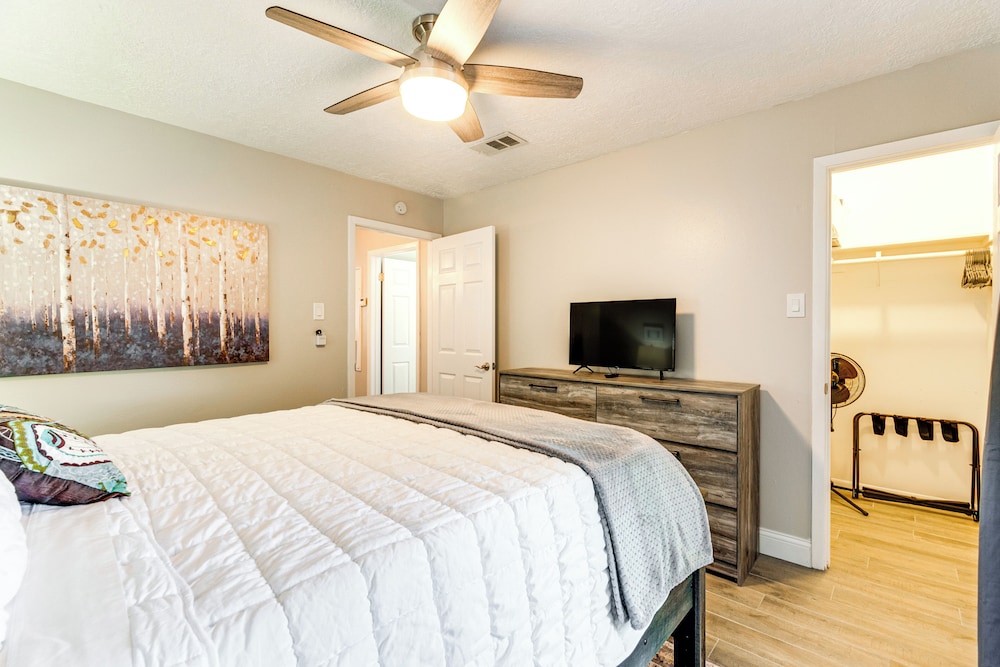 2 Mi to Texas A&m: Pet-friendly Duplex w/ Yard!