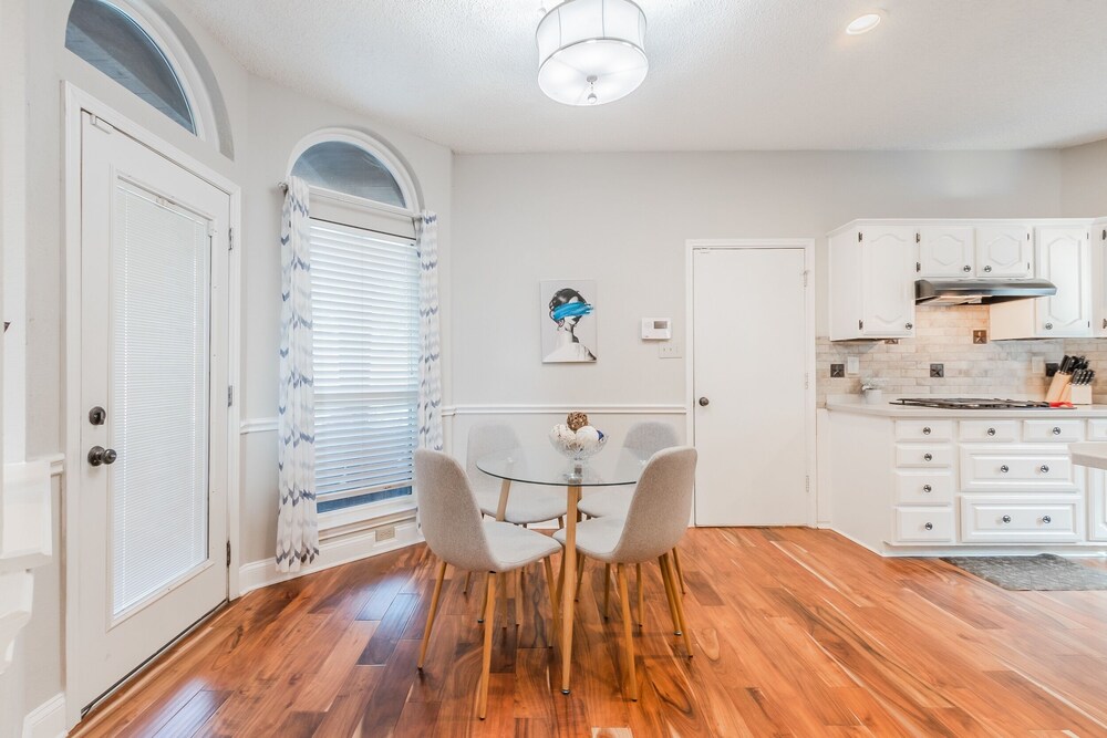 Discount Included! Stunning, Modern, Spacious Getaway Fits Any Group, 2 Game Rooms, Hot Tub 5 Bedroom Home by Redawning - Property Image 23