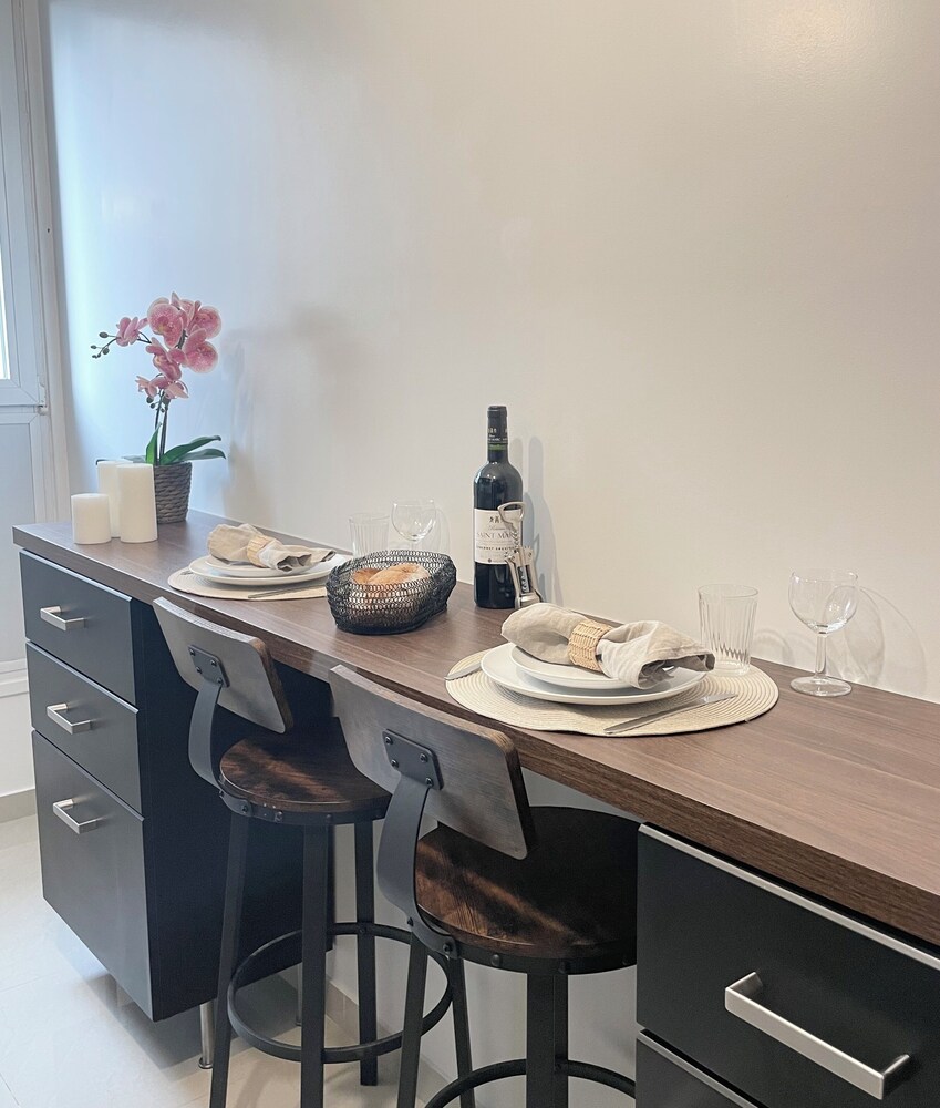 1593 Charonne