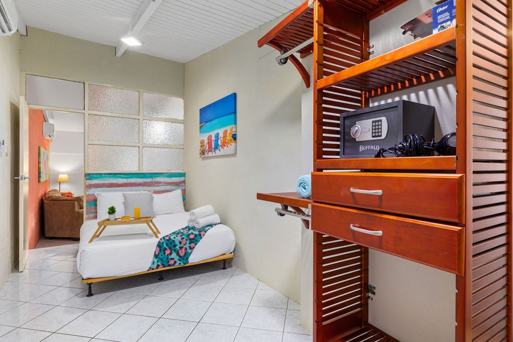 Sleeps 12 Spacious Private Pool Great Location
